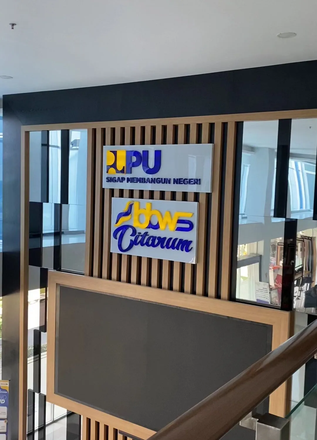 Kantor Bidang PJPA BBWS Citarum — Dinding identitas dengan panel kayu